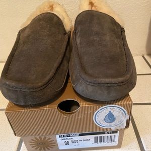 🎄☃️🎄SALE !! UGG Men’s Ascot Suede Moccasin Slippers. Color charcoal Size 8 men
